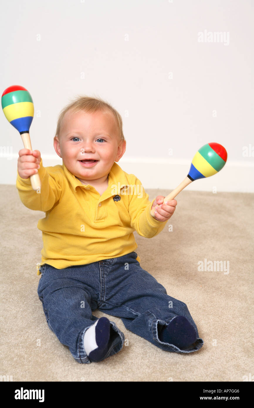 Un Bebe De 9 Mois Secouer Les Maracas Photo Stock Alamy Un Bebe De 9 Mois Secouer Les Maracas Photo Stock Alamy