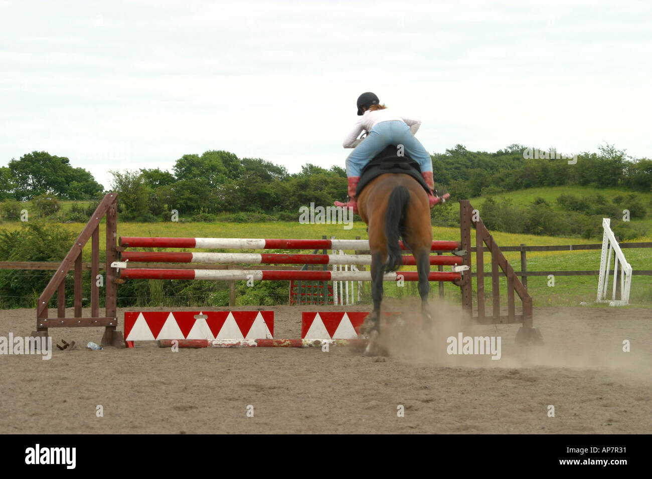 Jeune fille cheval dans la pratique l'anneau de saut Banque D'Images