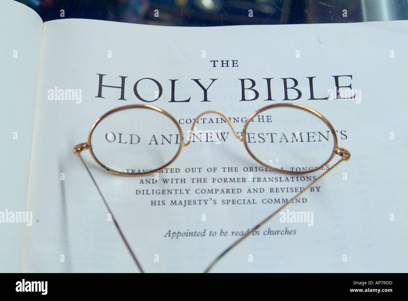 Paire de lunettes cerclées d'or sur la page de titre d'une vieille Bible Banque D'Images