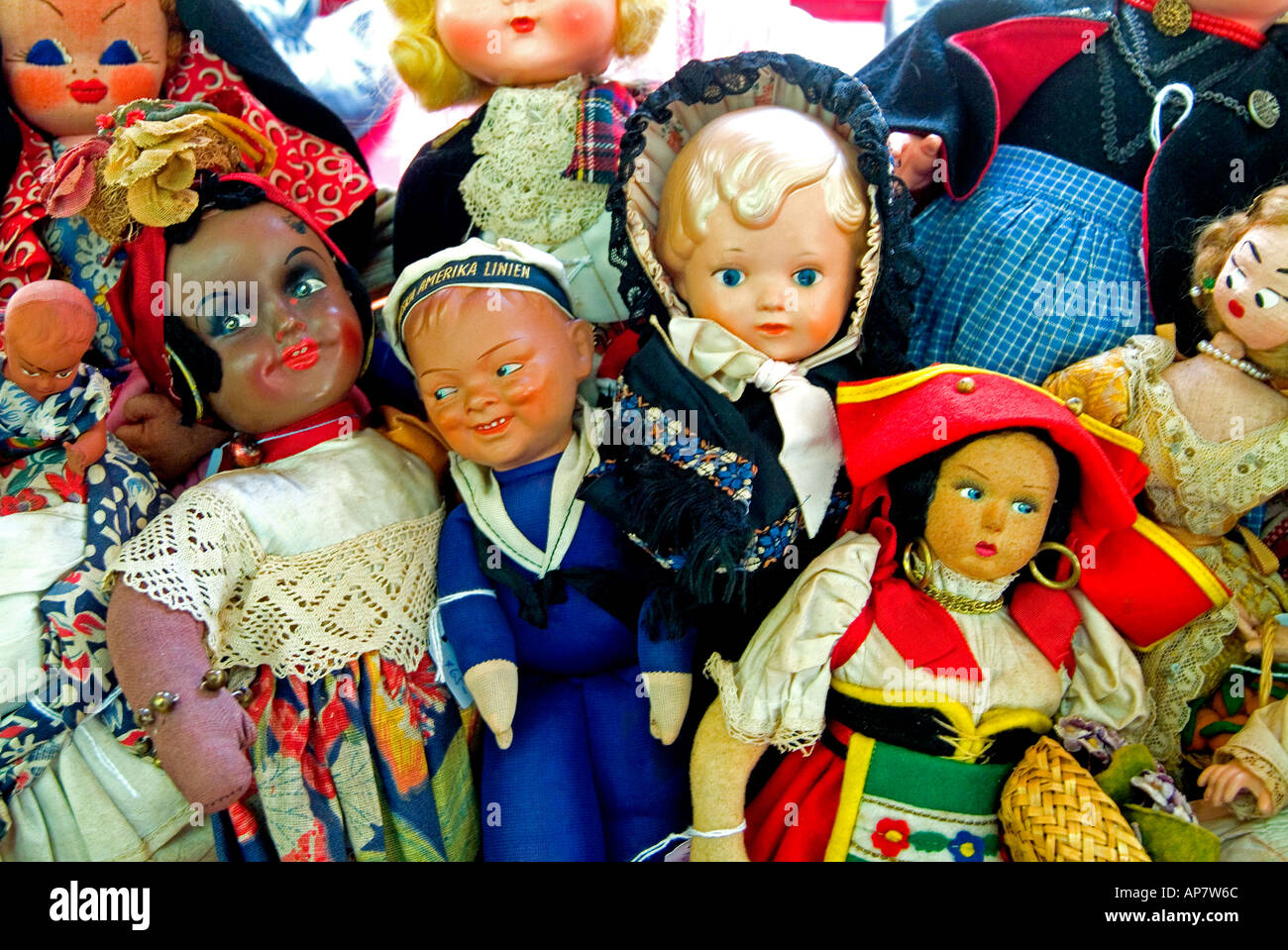 Lot de 6 poupées anciennes folkloriques et régionales Collection