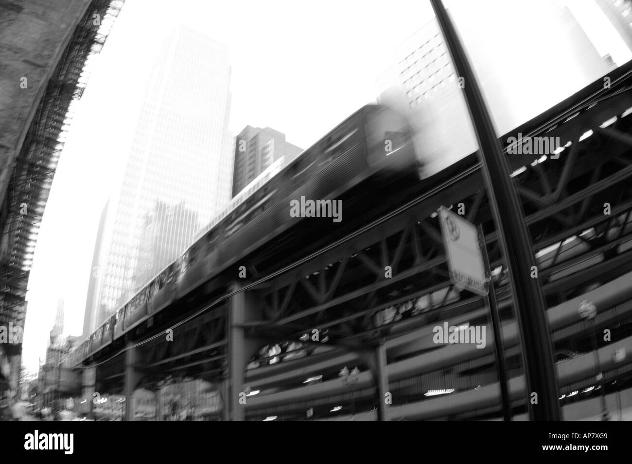 Des excès de train de Chicago sur wells Street downtown Chicago Chicago city train el déménagement élevé dynamique rapide mouvement v Banque D'Images