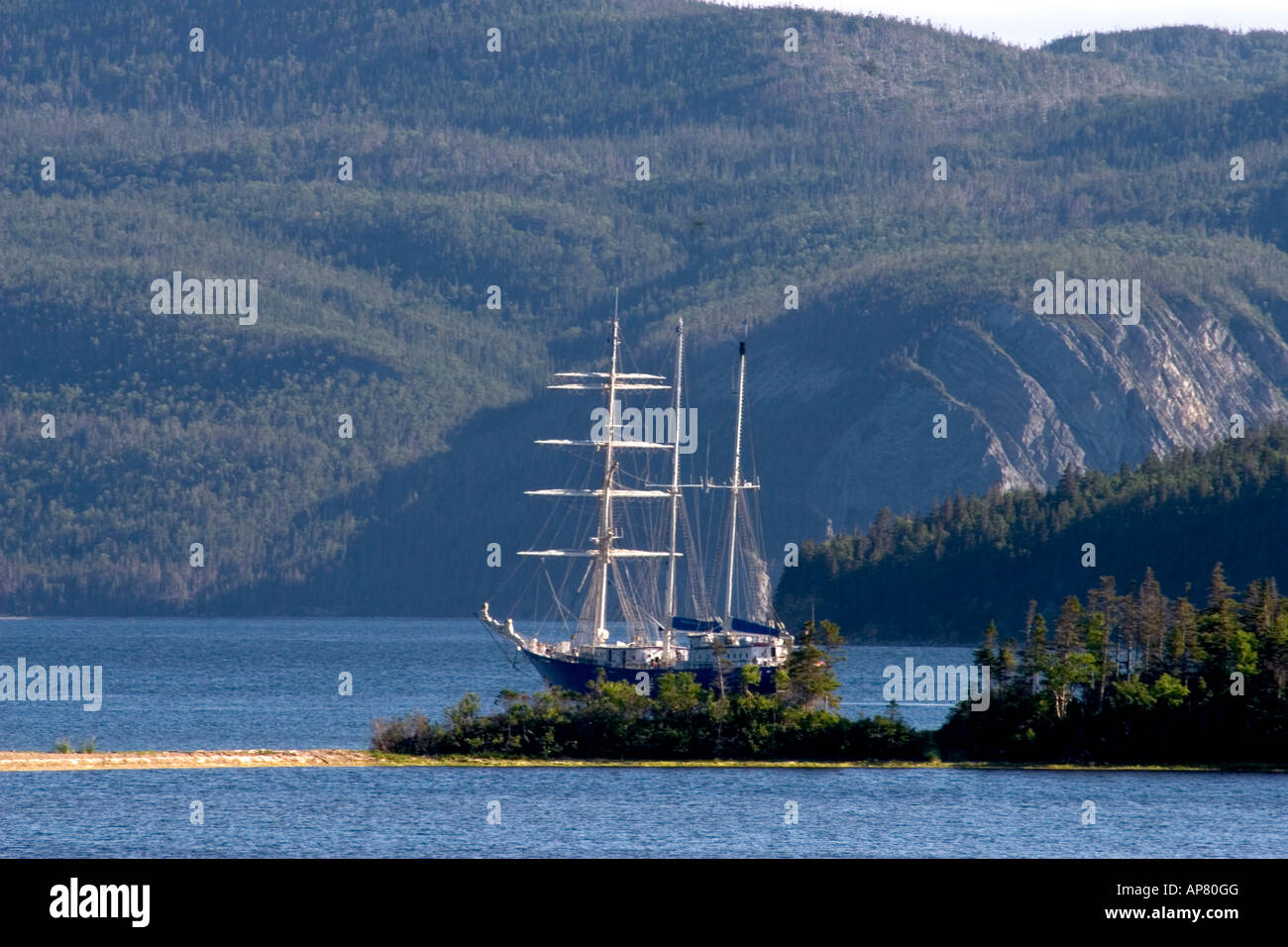 Terre-neuve Square rig Concordia navire encerclant la baie Bonne à ramasser des passagers après qu'ils ont escaladé le mont Gros-Morne, Canada Banque D'Images