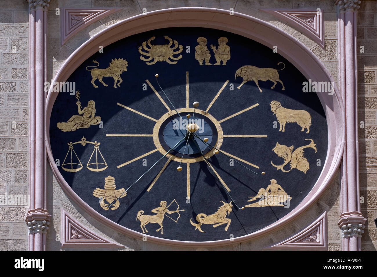Signes du zodiaque Horloge Astronomique Campanile Duomo Messine Sicile Italie Banque D'Images
