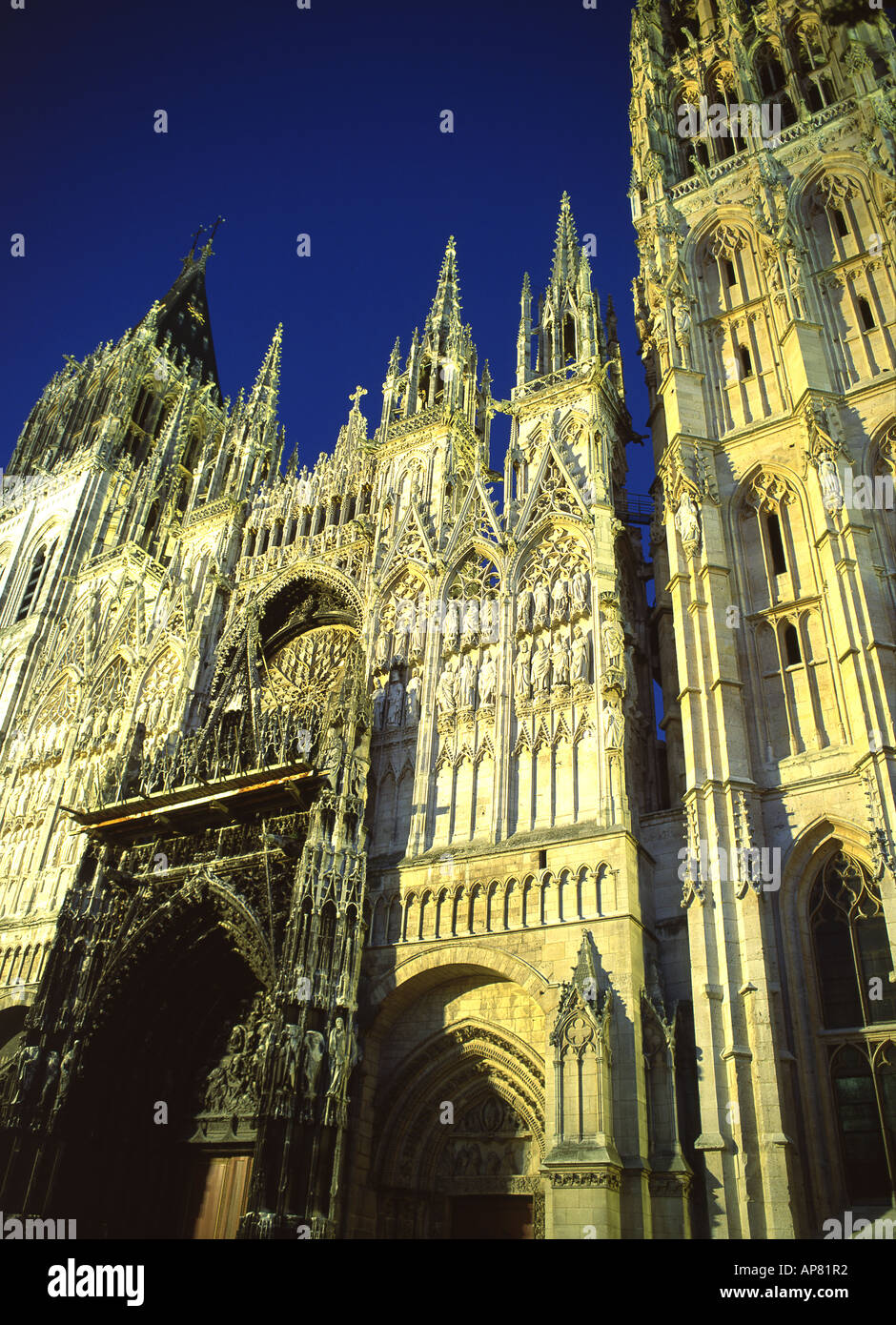La Cathédrale de Rouen façade ouest éclairée la nuit Seine-Maritime Normandie France Banque D'Images
