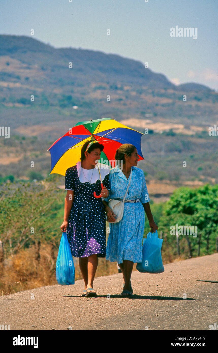Les femmes avec des sacs de shopping au Mexique Banque D'Images