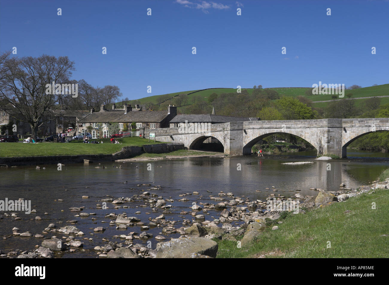 River Wharfe qui traverse Burnsall village. Yorkshire Dales National Park. Banque D'Images