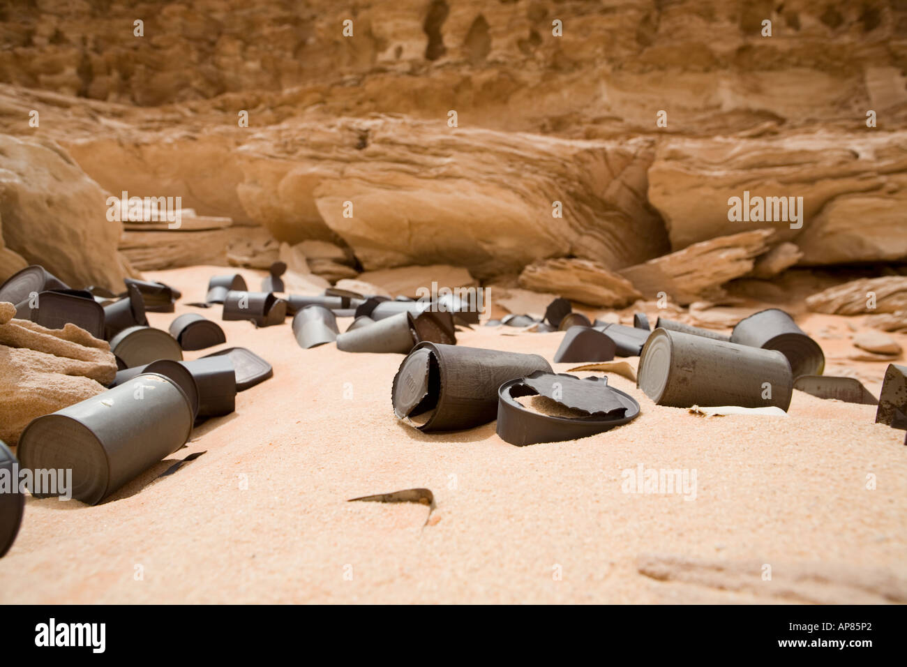 Boîtes de conserve vides abandonnées au désert occidental, Sahara occidental Banque D'Images