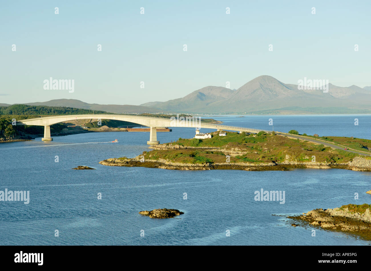 À travers le pont de Skye de Kyle of Lochalsh à Bla Bheinn mountain, à l'île de Skye. Hébrides intérieures, Ecosse, Royaume-Uni. Matin d'été Banque D'Images