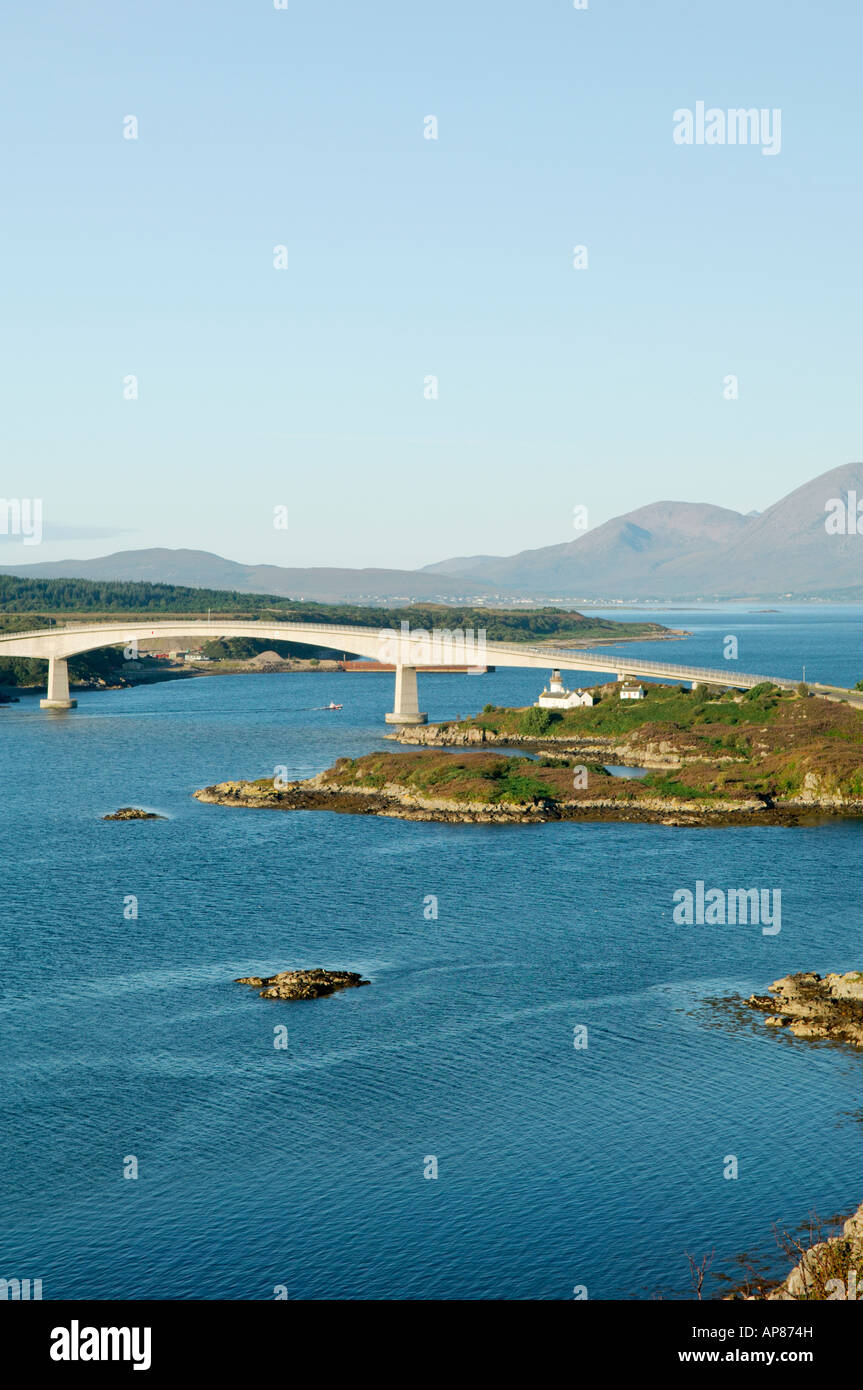 À travers le pont de Skye de Kyle of Lochalsh à Bla Bheinn mountain, à l'île de Skye. Hébrides intérieures, Ecosse, Royaume-Uni. Matin d'été Banque D'Images