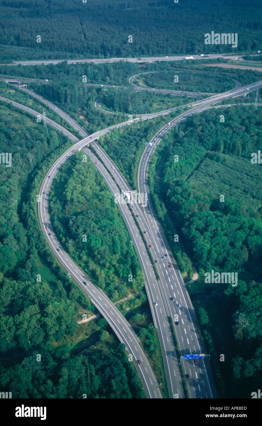 Vue aérienne d'une route dans une forêt Banque D'Images