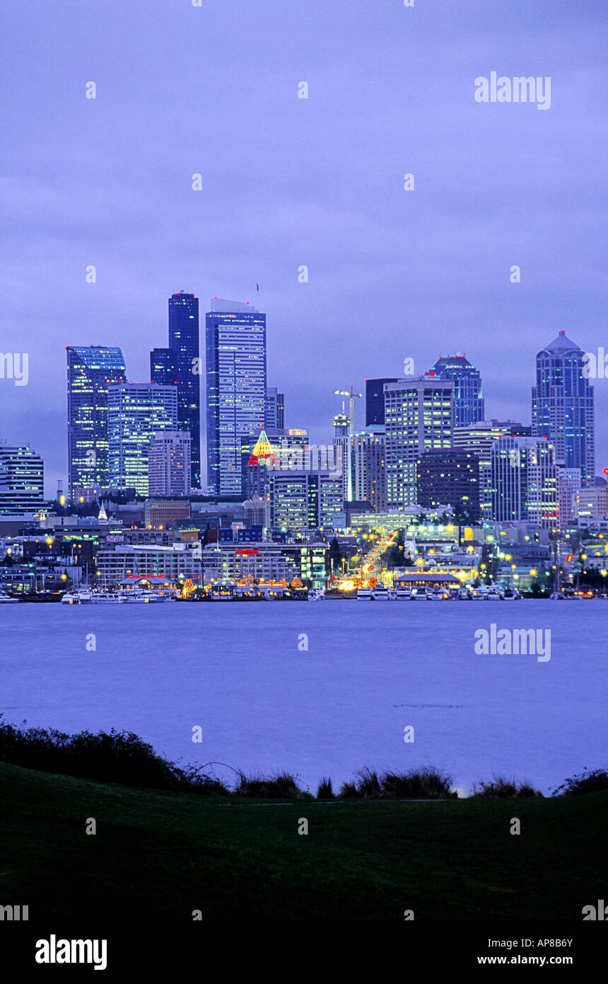 Les bâtiments du centre-ville de Seattle, vue de l'Union européenne à travers le lac Washington USA Banque D'Images