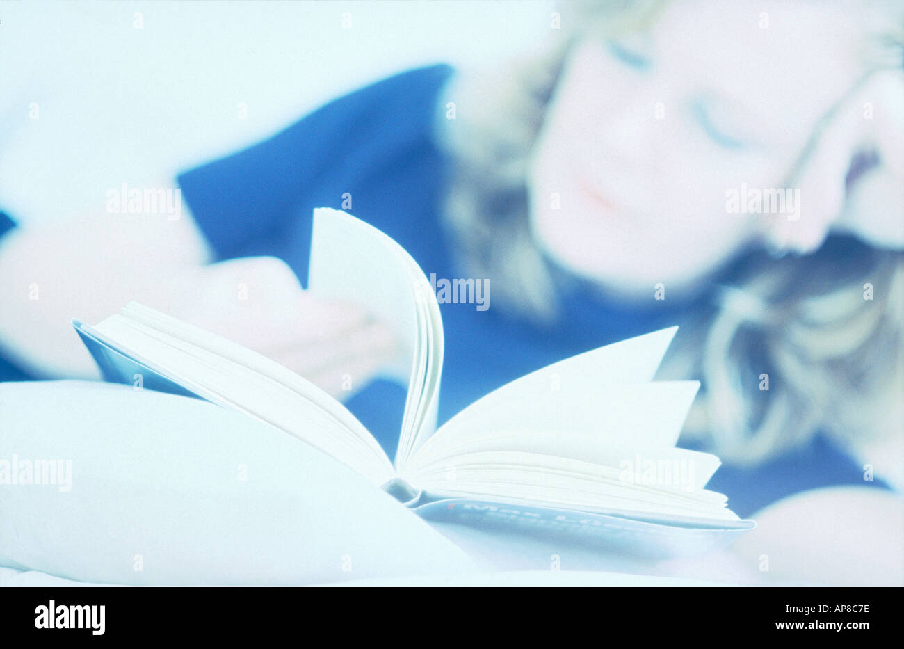 Young Woman Reading a book Banque D'Images