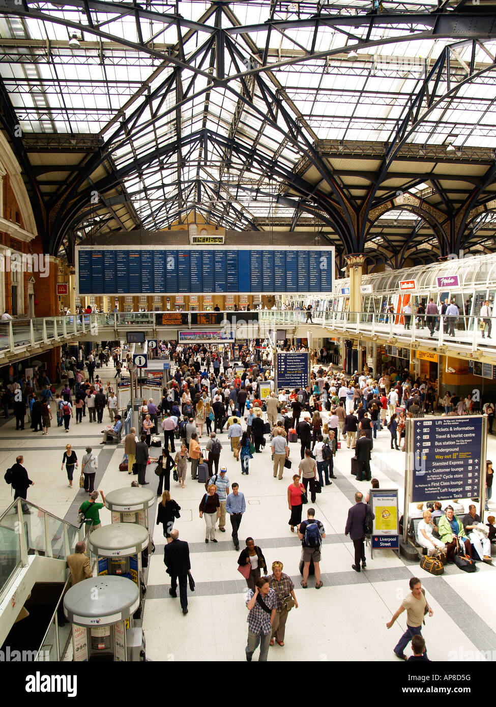 Les navetteurs en attente et regarder le départ à la gare de Liverpool Street London England Banque D'Images