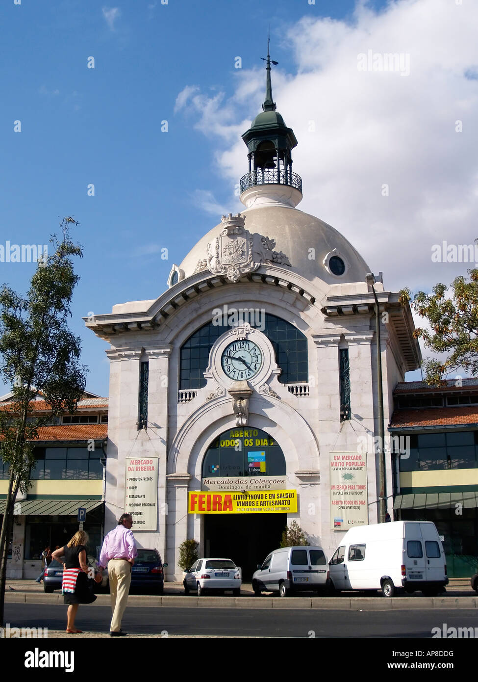 Mercado da Ribeira de Lisbonne est l'un des marchés les plus importants de la vente d'un large choix de poissons frais, des fruits, des fleurs et de la viande. Banque D'Images