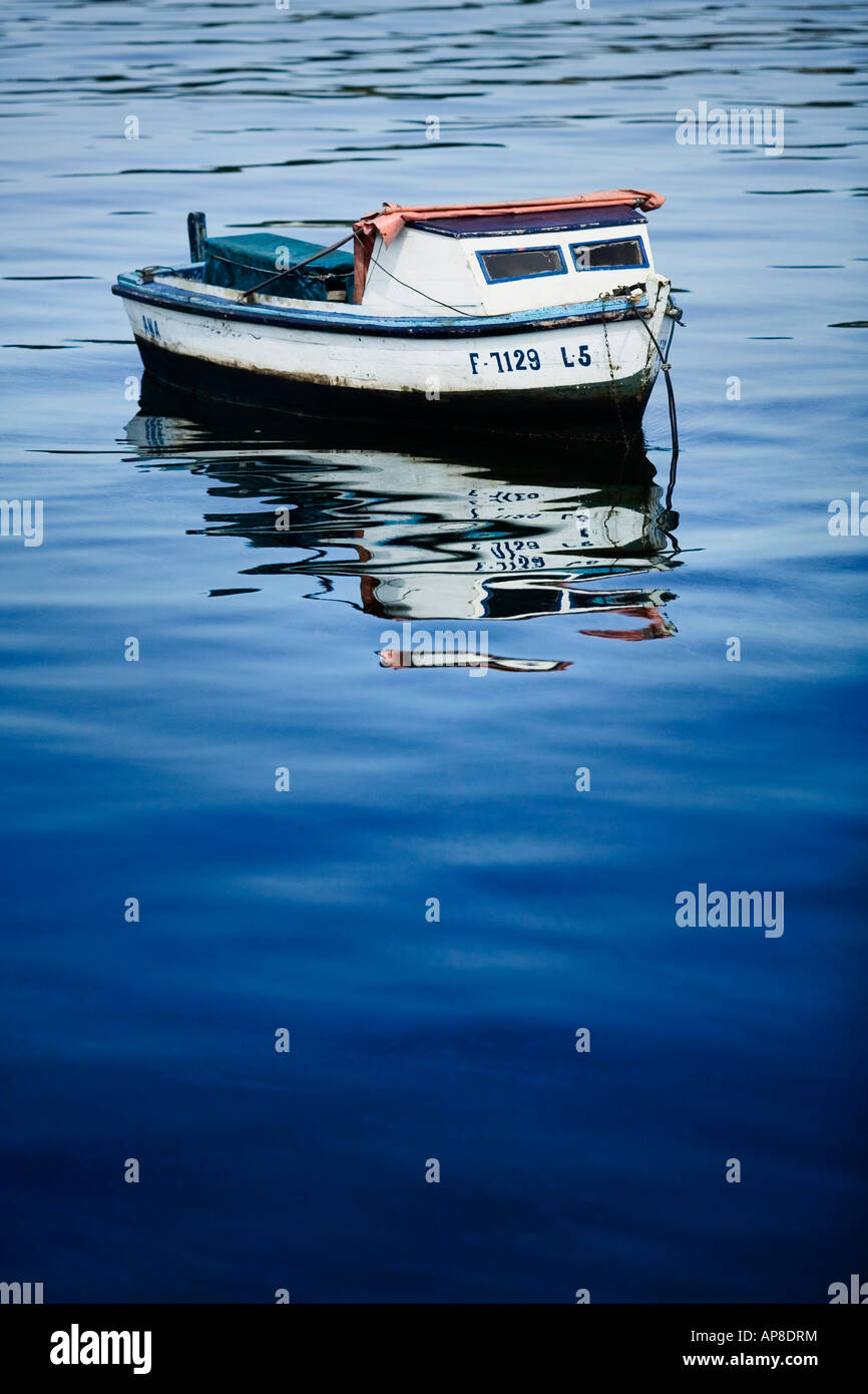 Petit bateau de pêche dans le port de La Havane s'assit en face de Castillo de los Tres Reyes del Morro. Banque D'Images