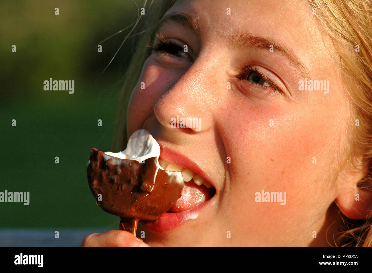 Portrait de jeune fille manger une glace lolly, un magnum Photo Stock -  Alamy