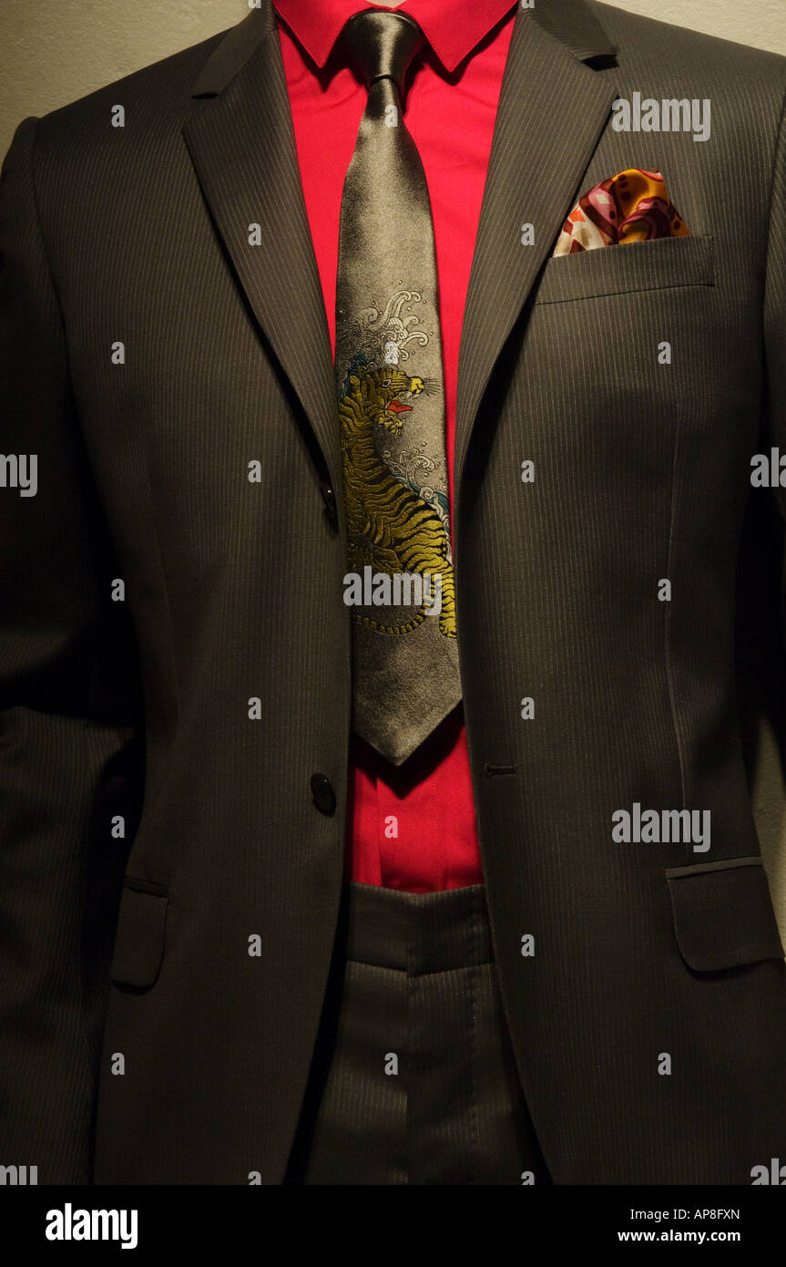 Costume marron, chemise rouge et cravate de tigre Photo Stock - Alamy