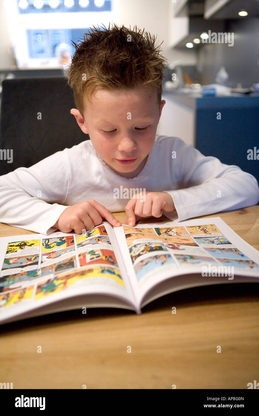 Boy est la lecture d'une bande dessinée Banque D'Images