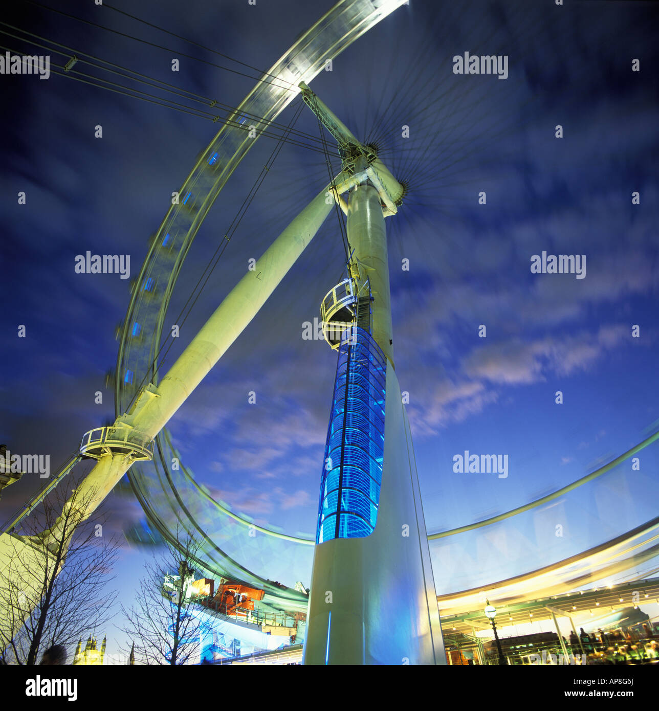 Le London Eye en rotation dans la soirée Banque D'Images