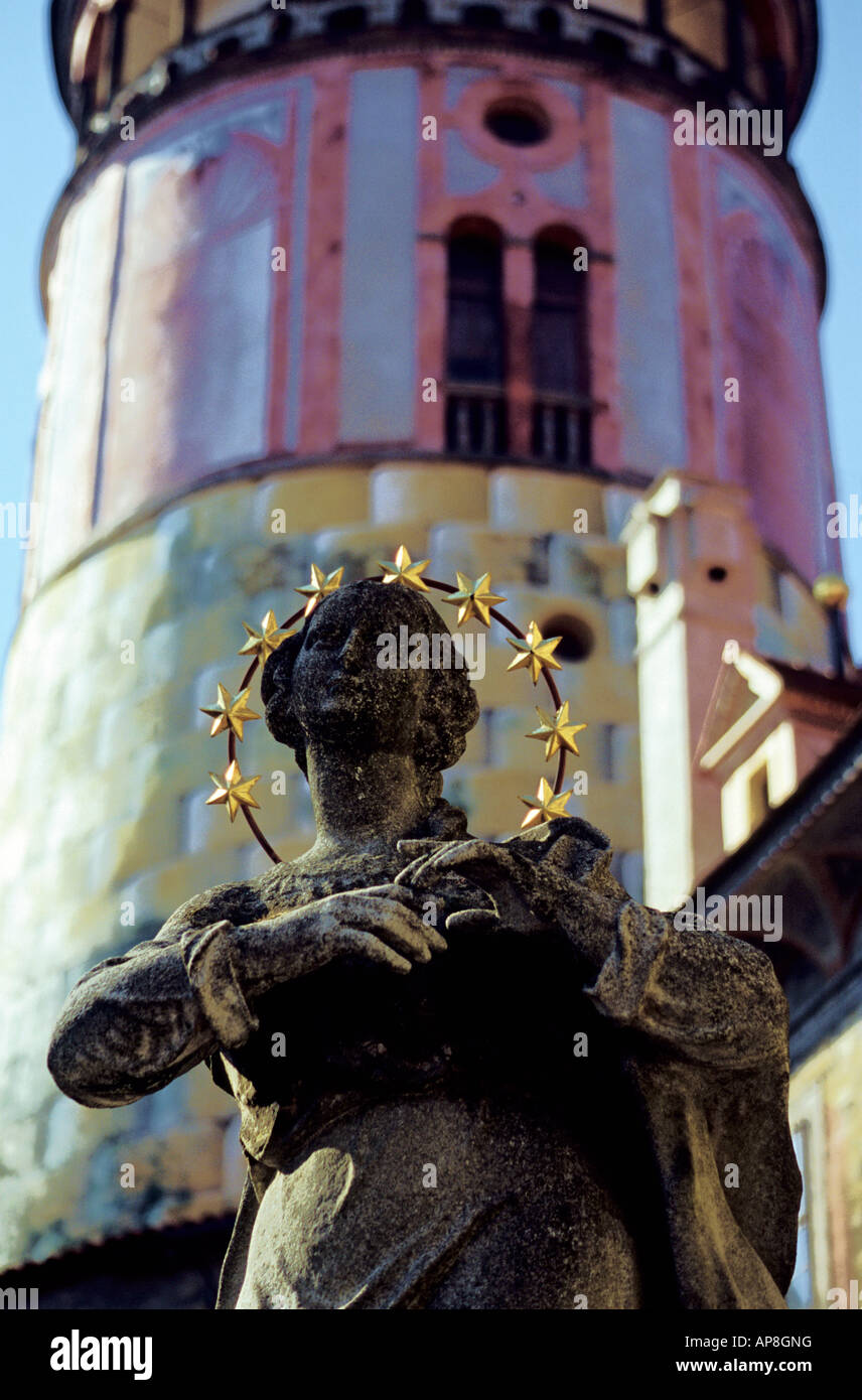 Près de la statue de la Vierge Marie Immaculée, en face de la tour du château, Cesky Krumlov, République Tchèque, Europe Banque D'Images
