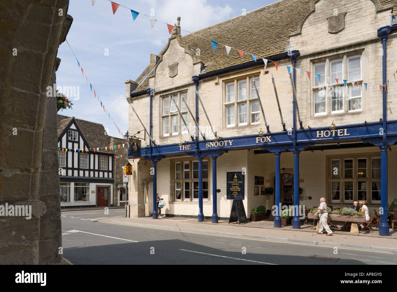 Le Snooty Fox Hotel vu depuis le 17e siècle dans le hall du marché ville de Cotswold, Tetbury Gloucestershire Banque D'Images