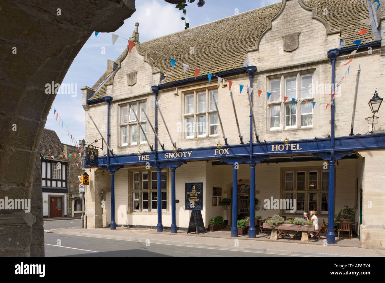 Le Snooty Fox Hotel vu depuis le 17e siècle dans le hall du marché ville de Cotswold, Tetbury Gloucestershire Banque D'Images