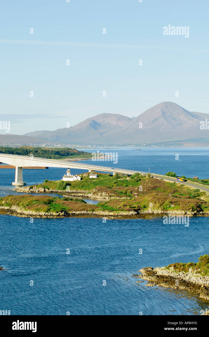 À travers le pont de Skye de Kyle of Lochalsh à Bla Bheinn mountain, à l'île de Skye. Hébrides intérieures, Ecosse, Royaume-Uni. Matin d'été Banque D'Images