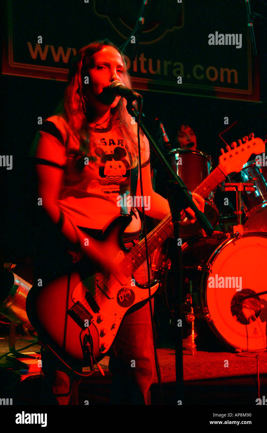 Une chanteuse et guitariste dans un groupe de rock Banque D'Images