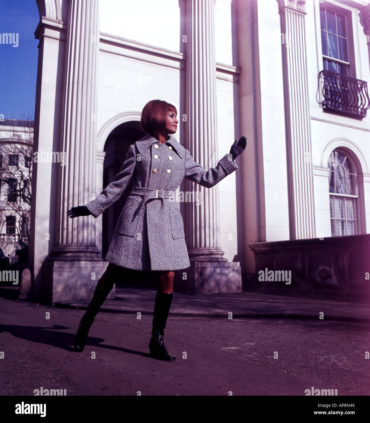 Dame posant dehors dans un manteau tweed des années 60 Banque D'Images