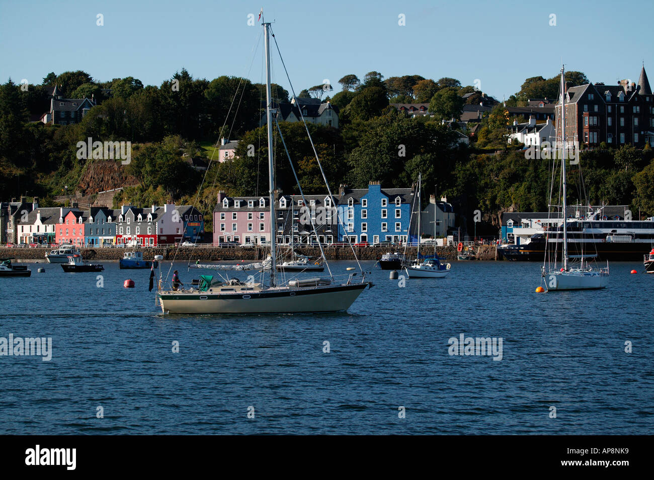 Location en premier plan avec des maisons aux couleurs vives de Tobermory, Isle of Mull en arrière-plan, Sound of Mull, Ecosse Banque D'Images
