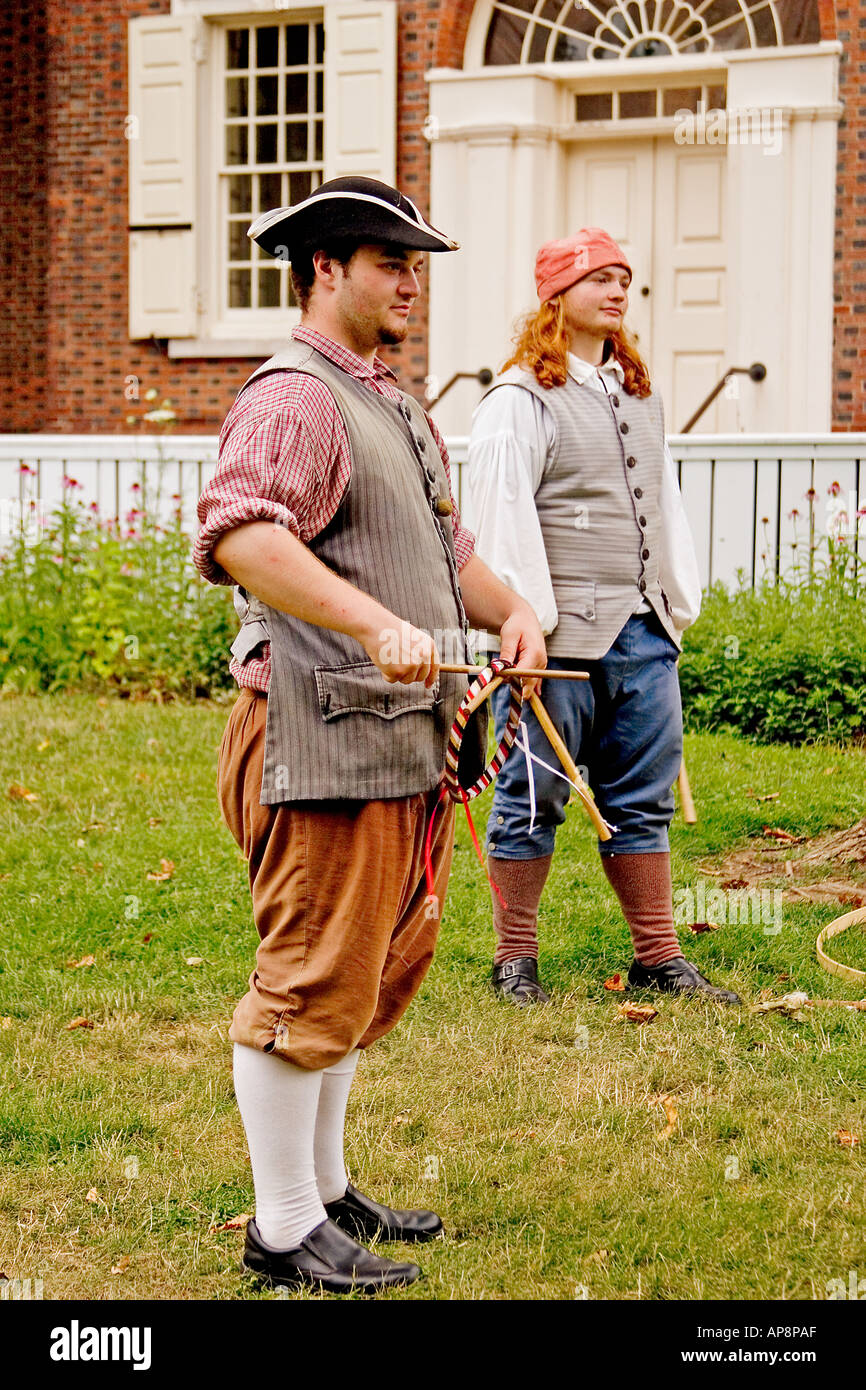 Re reconstitutions historiques de jouer un jeu de ring toss coloniale Carpenter s Hall Independence National Historical Park de Philadelphie, en Pennsylvanie Banque D'Images