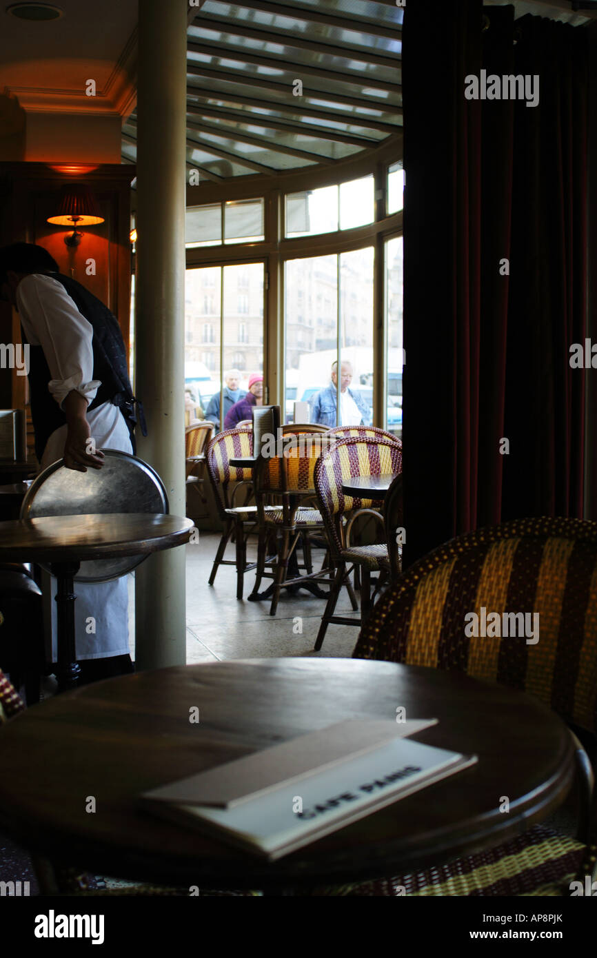 Serveur dans un restaurant bistro français dans l'Ile de la Cité de Paris France Banque D'Images