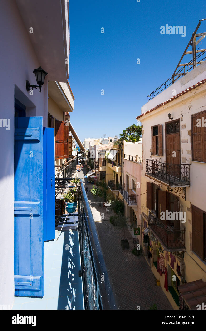 Vue du balcon de rue typique de la vieille ville, La Canée, côte nord-ouest, Crète, Grèce Banque D'Images