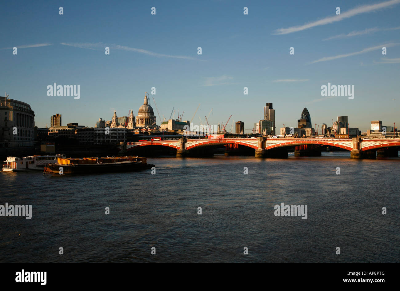 La Cathédrale St Paul et de la ville de Londres, Londres Banque D'Images