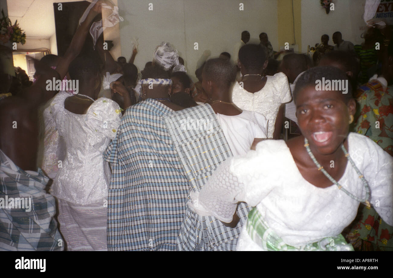 Femme dansant dans la Congrégation de l'église de Tema au Ghana Accra Ashanti en Afrique de l'Ouest Banque D'Images