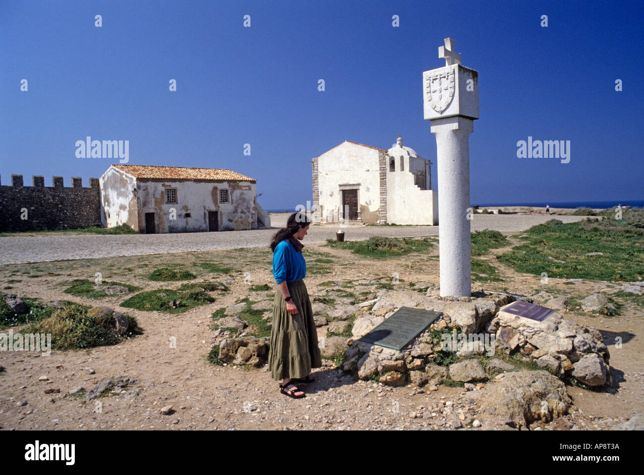 Woman avec memorial à Henri le Navigateur Fortaleza de Sagres Algarve Portugal Banque D'Images