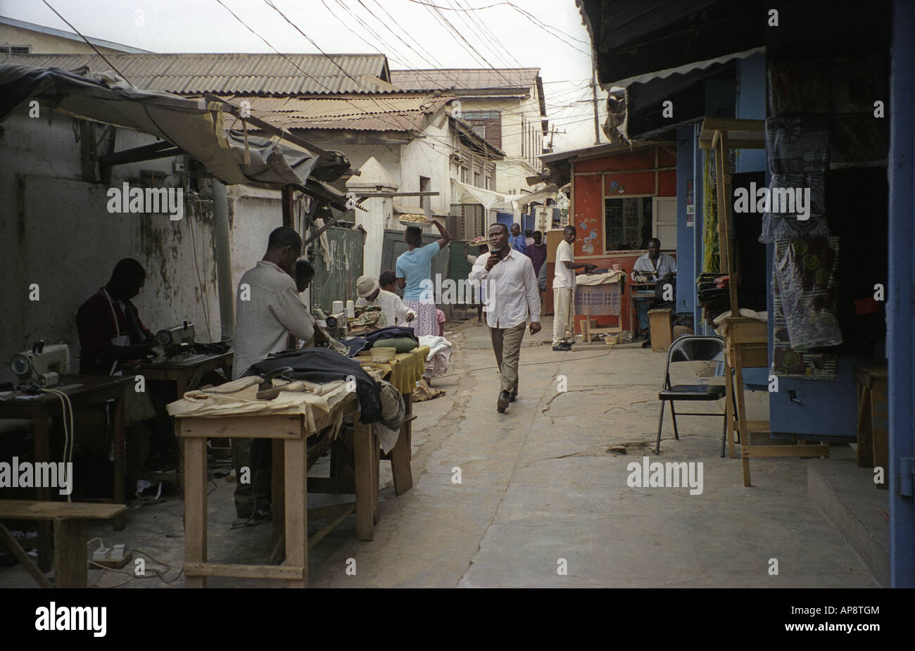 Atelier de tailleur rue de plein air Marché nocturne de la région Ashanti Accra Ghana Afrique de l'Ouest Banque D'Images