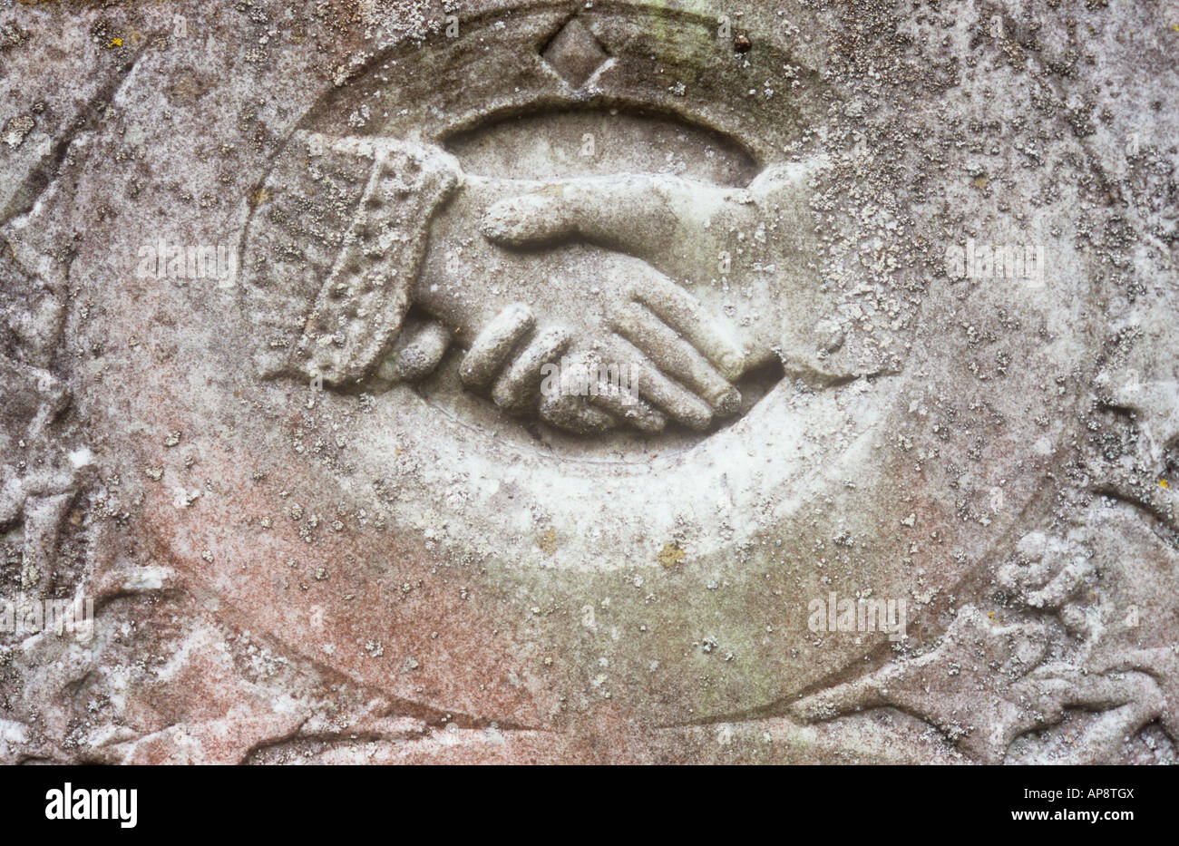 Détail de pierre tombale en pierre qui a été sculpté un homme part pour rejoindre la holding ou des poignées de main de femme un Banque D'Images