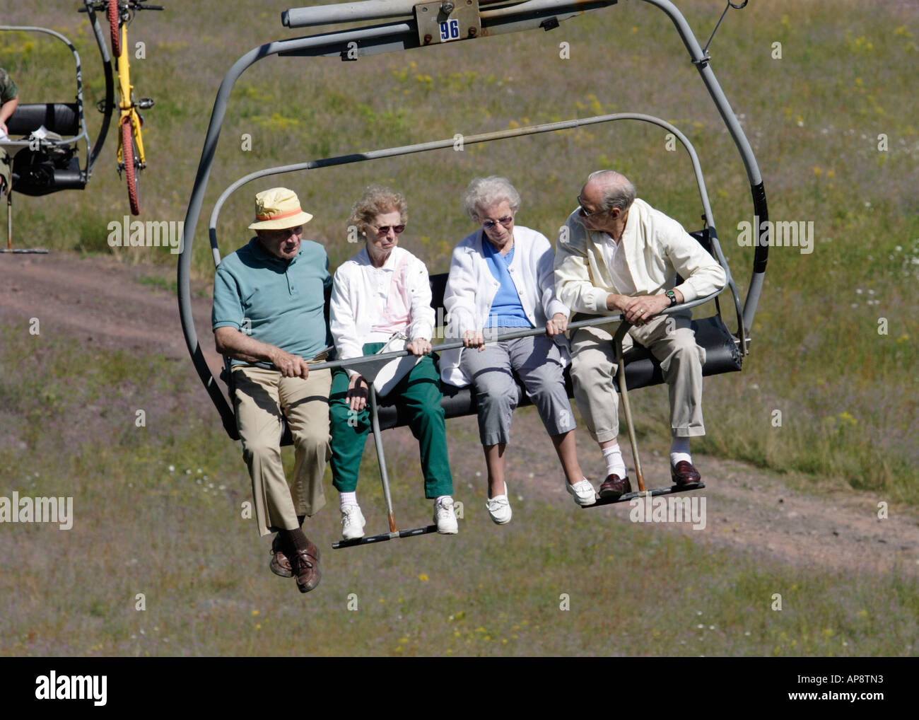 Quatre personnes âgées sur une remontée mécanique Banque D'Images