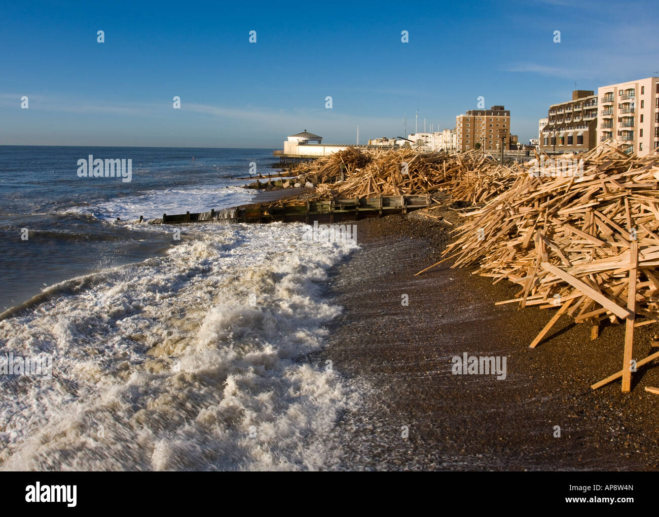 L'ouest le long de la côte avec des tas de Worthing driftwood de l'épave du "Prince de glace'. Sussex, Angleterre, Royaume-Uni. Banque D'Images