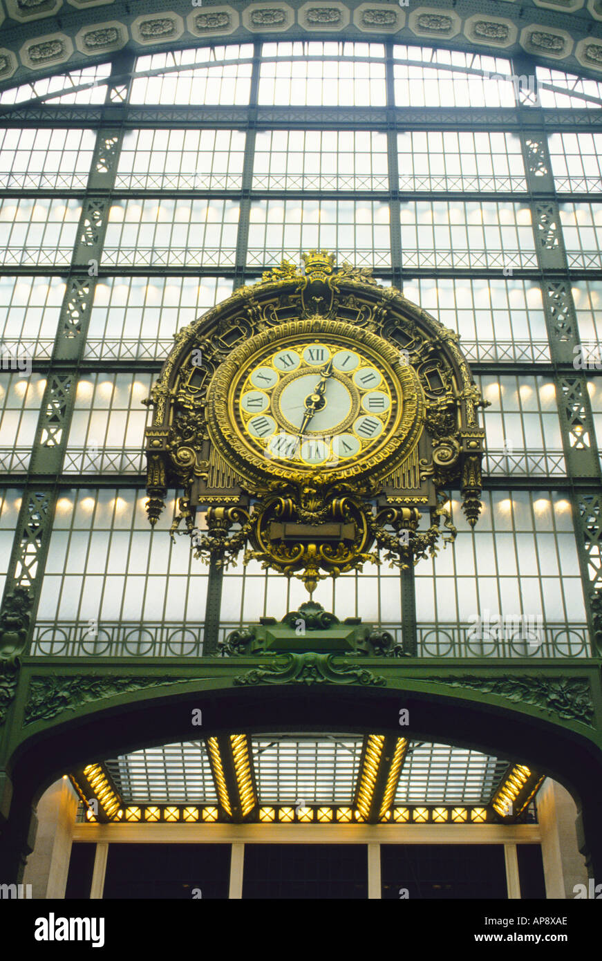 Paris : intérieur du Musée d'Orsay ancienne gare ferroviaire Gare d'Orsay.Belle époque.France du XIXe siècle.Horloge du musée par Victor Laloux Banque D'Images
