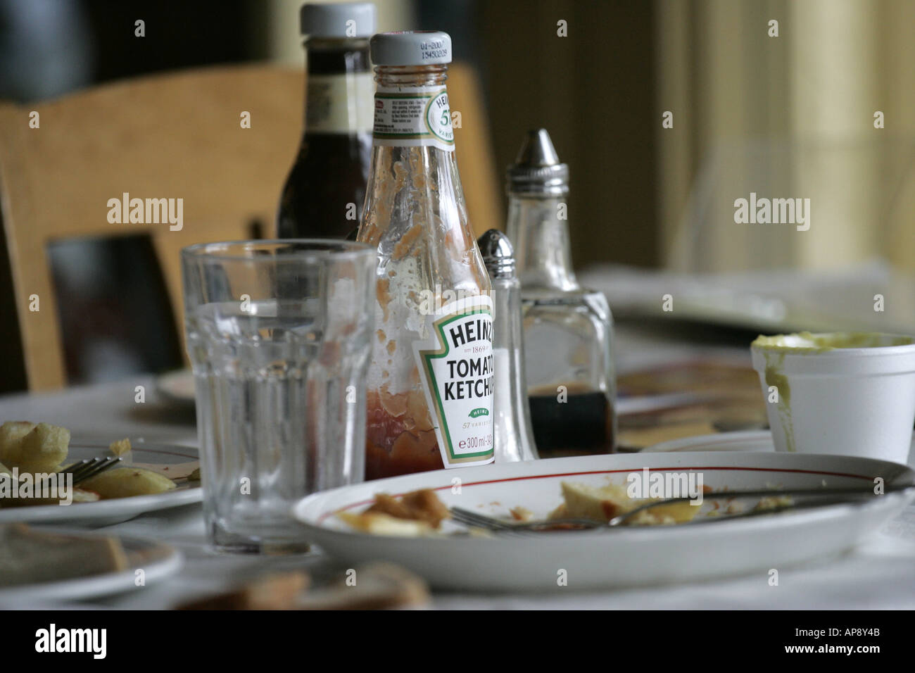 Restes d'une puce et de poisson le déjeuner dans un restaurant. Banque D'Images