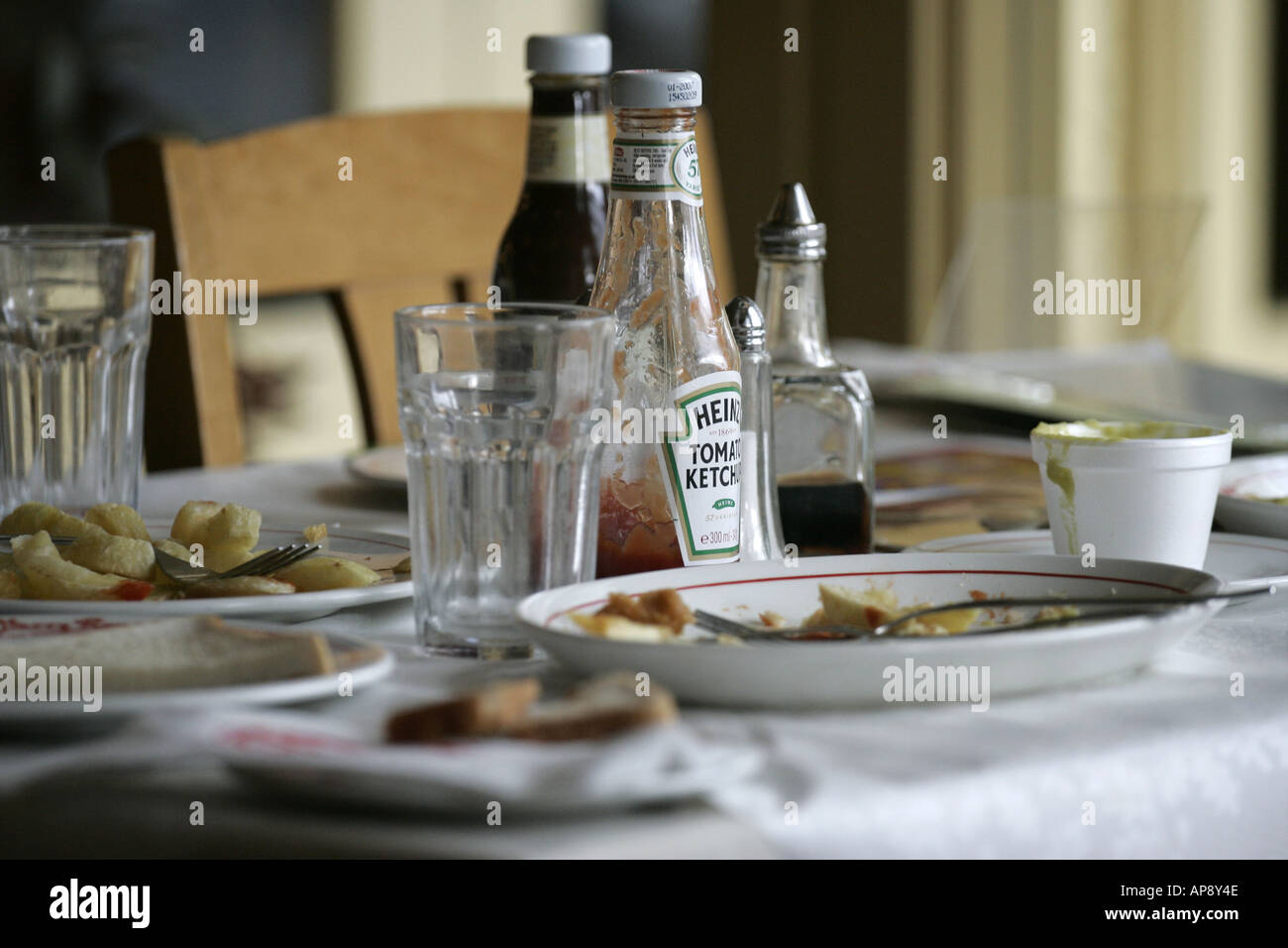 Restes d'une puce et de poisson le déjeuner dans un restaurant. Banque D'Images