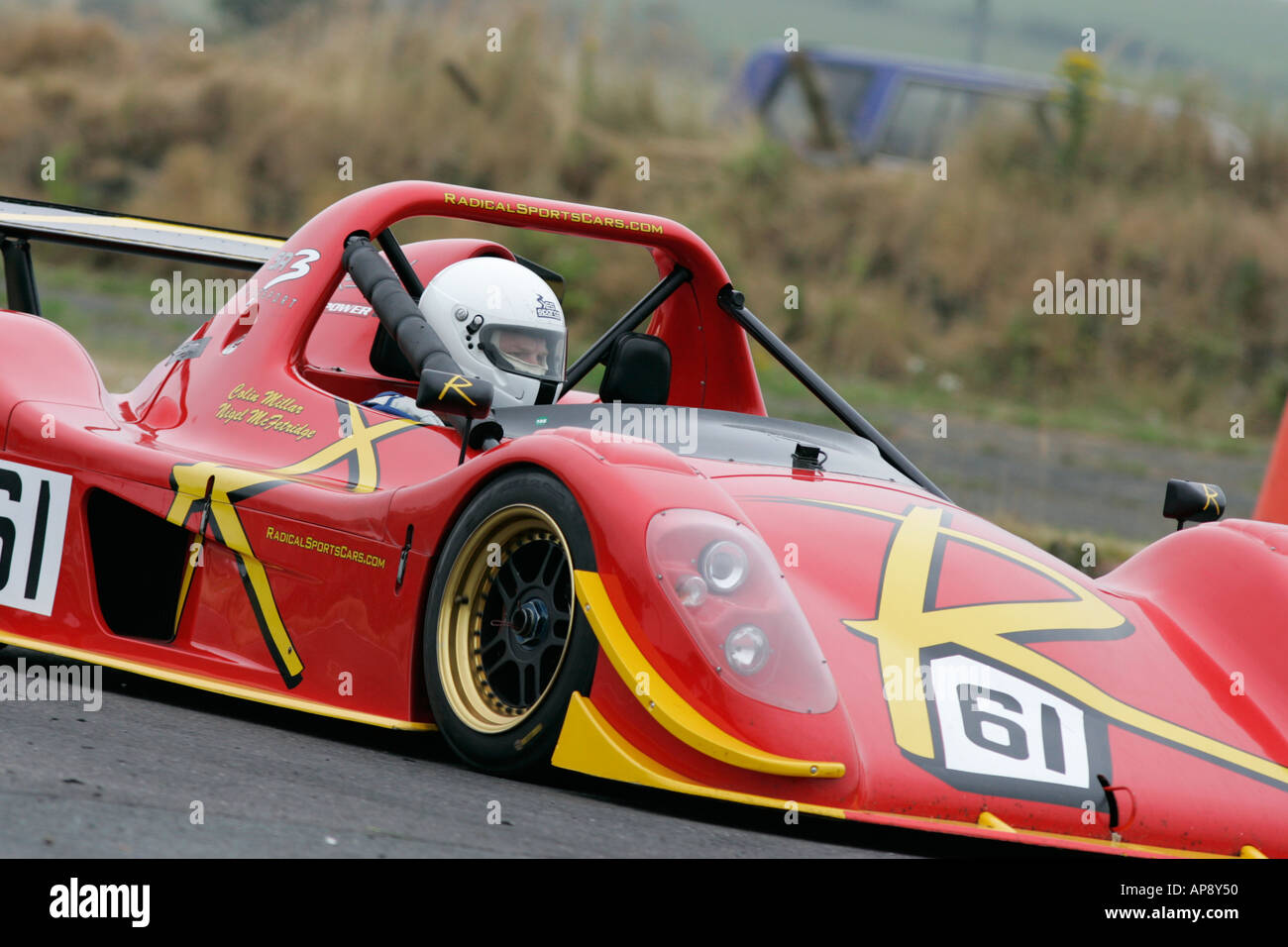 Colin Millar dans son rouge jaune Radical SR3 à circuit Kirkistown raceday pendant le comté de Down en Irlande du Nord Banque D'Images