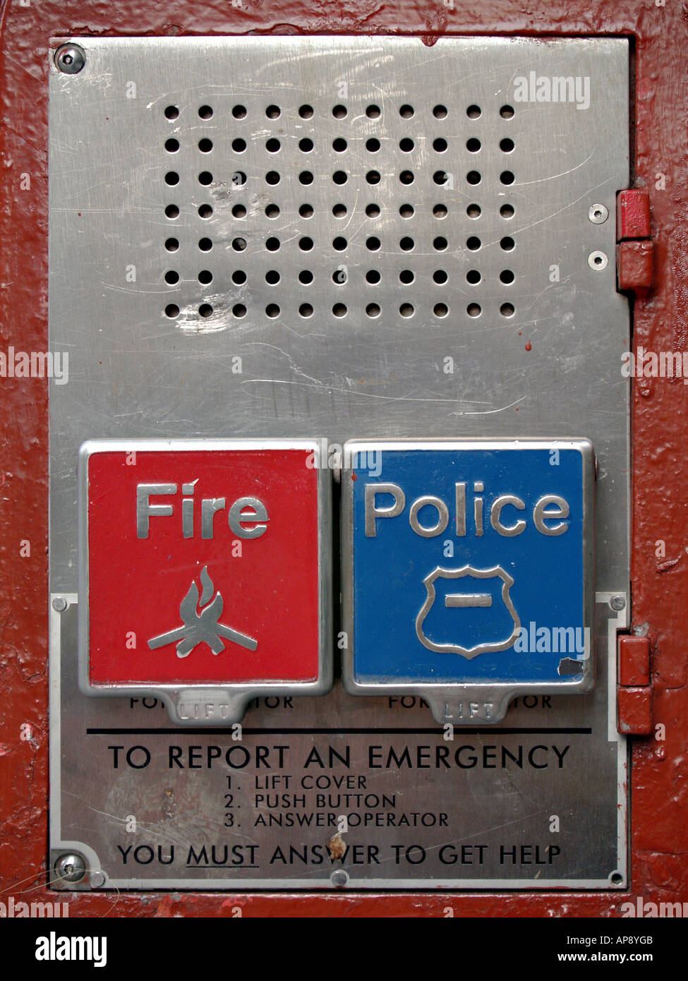 Détail d'une aide de la police et des pompiers dans le centre-ville de Manhattan callbox, New York City. Banque D'Images