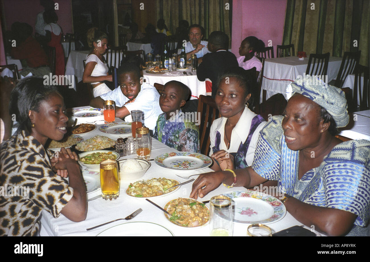 Famille ghanéenne ayant un repas dans un restaurant chinois à Kumasi Ashanti du Ghana en Afrique de l'Ouest Banque D'Images