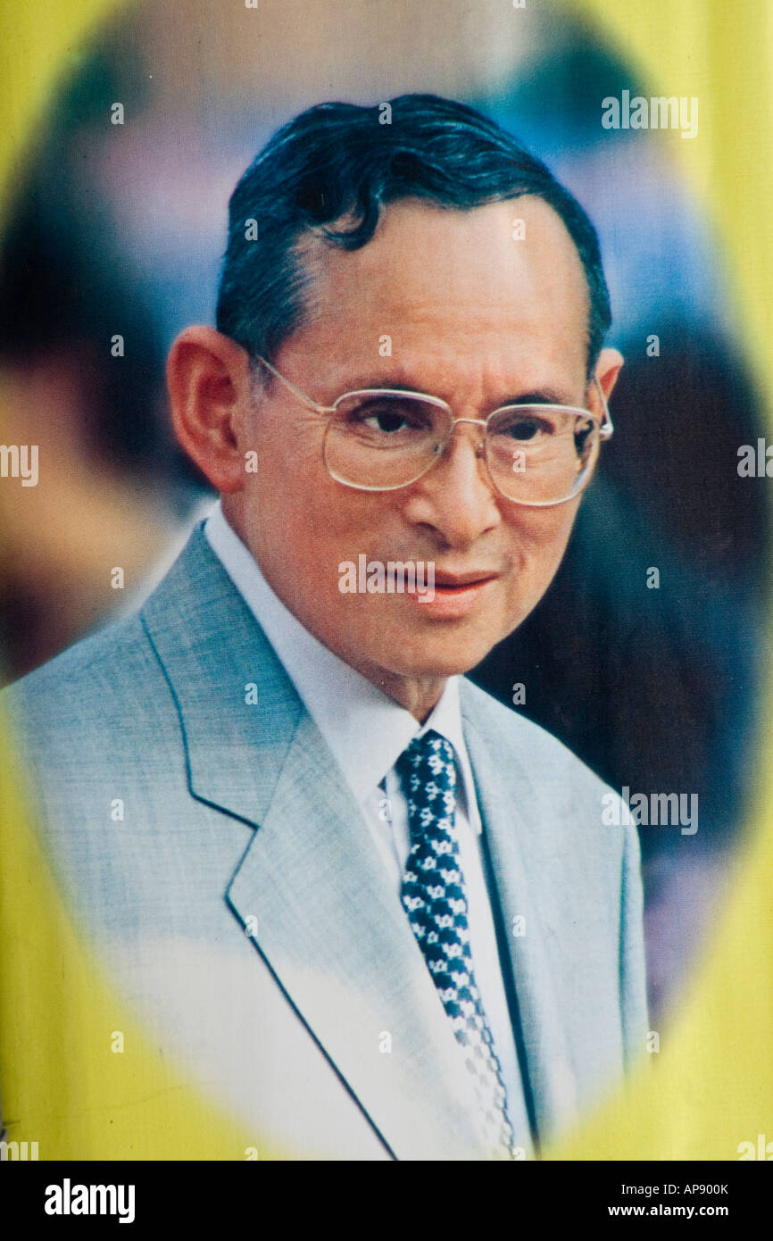 Portraits de Sa Majesté le Roi Bhumibol Adulyadej sont partout dans Bangkok Thialand Banque D'Images