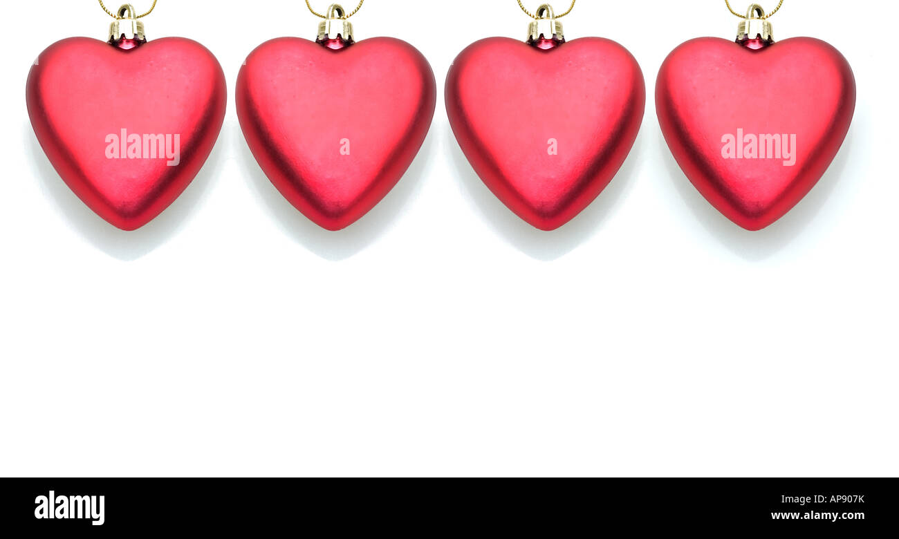 Quatre coeurs amour rouge hanging in a row Banque D'Images