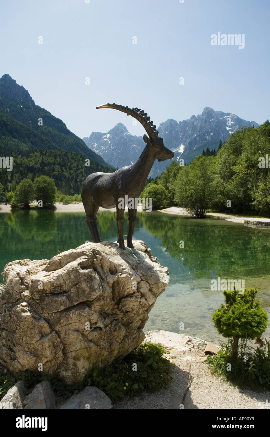 Statue aux pics de Prisojnik Prisank et rasoir de la Jasna lac près de Kranjska Gora Slovénie Banque D'Images