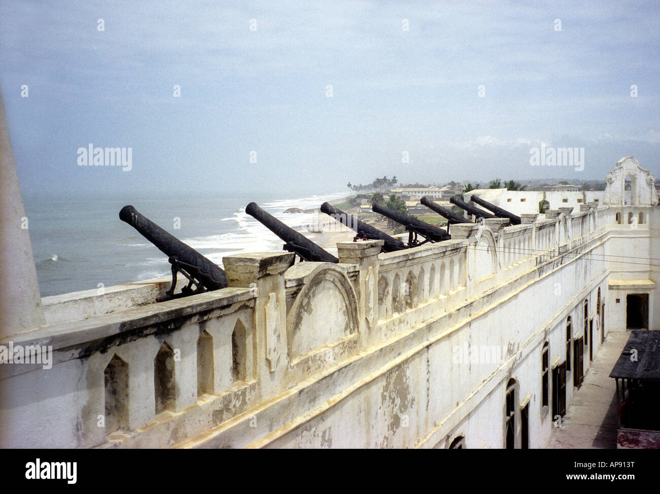 Chanoines face à la mer, sur les remparts de Cape Coast Castle Ashanti du Ghana Central Région Afrique de l'Ouest Banque D'Images